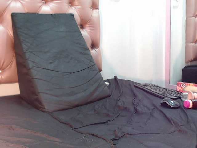 Live sex webcam photo for LauraSaenz01 #288018444