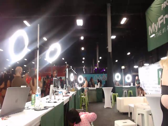 Live sex webcam photo for itslaurenxo #270868439