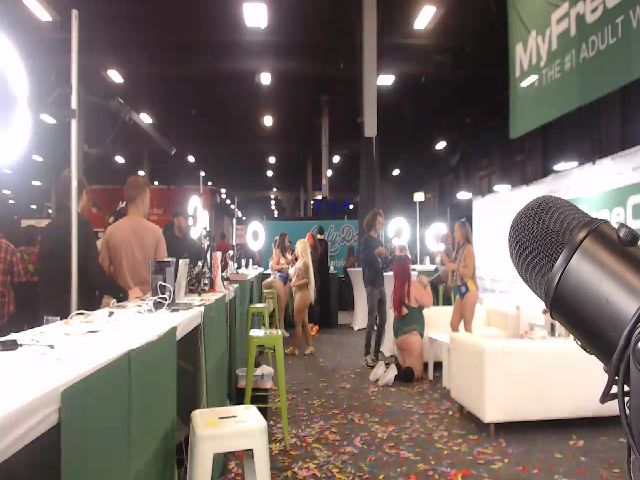 Live sex webcam photo for itslaurenxo #270882397