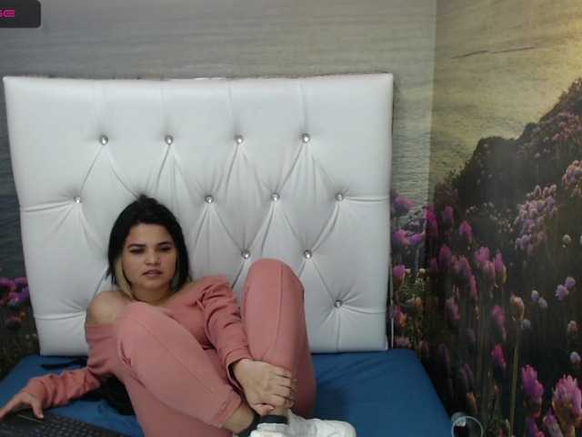 Live sex webcam photo for JuliaReeves #270894235