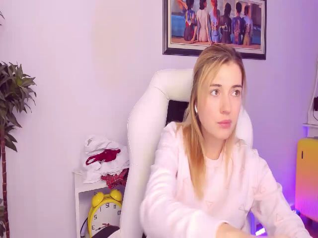 Live sex webcam photo for HotCarolineXO #270891451