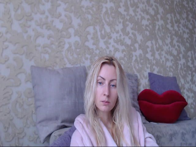 Live sex webcam photo for MeltingJulia #270888441