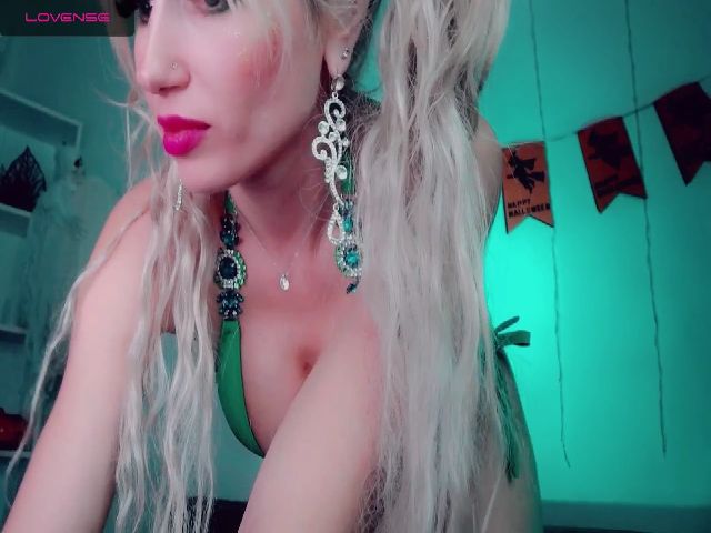 Live sex webcam photo for XRoxana #270894274