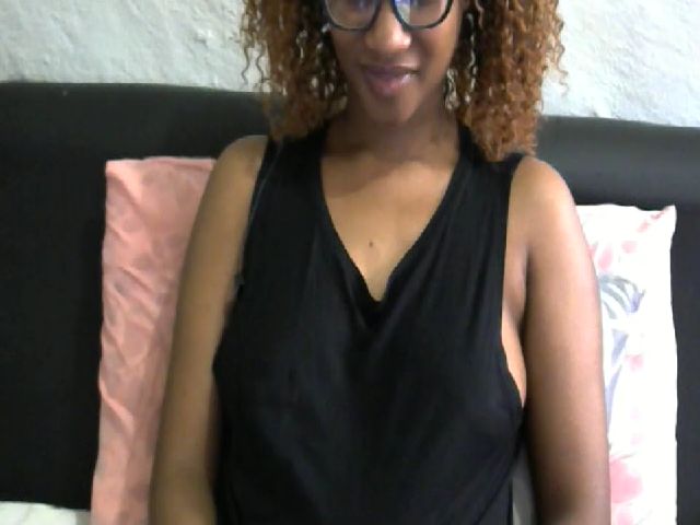 Live sex webcam photo for Sexyliciousex #270891981