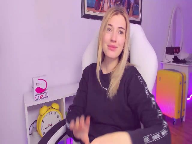 Live sex webcam photo for HotCarolineXO #270905209