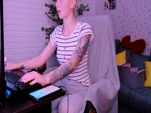 Live sex webcam photo for Blondedirty94 #270901792