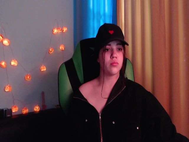 Live sex webcam photo for Emma_One1 #270898786