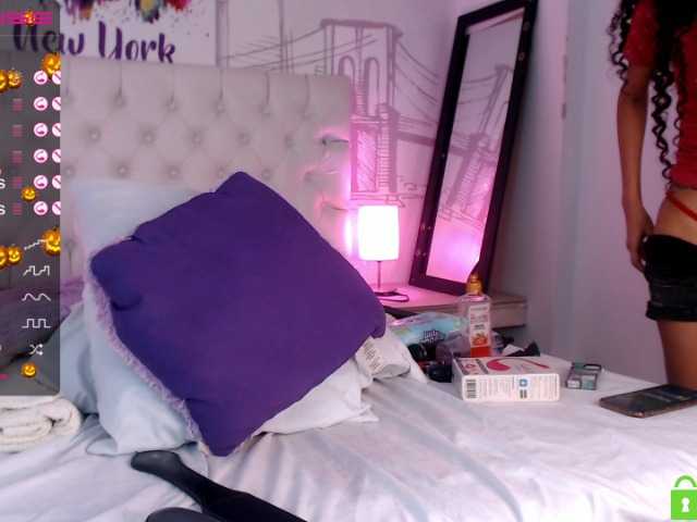 Live sex webcam photo for emilistone #270900785