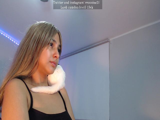 Live sex webcam photo for Rronniee21 #270900772