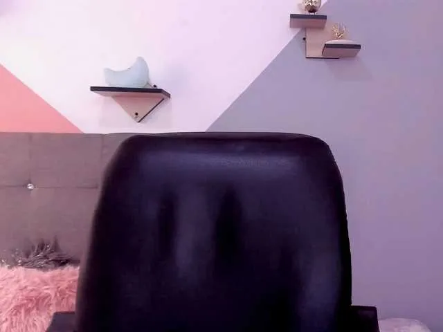 Live sex webcam photo for karinahotson1 #270925722