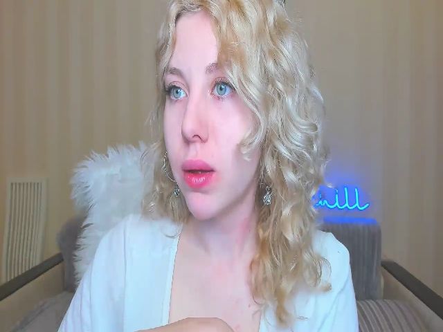 Live sex webcam photo for MollyDiamond1 #270922488