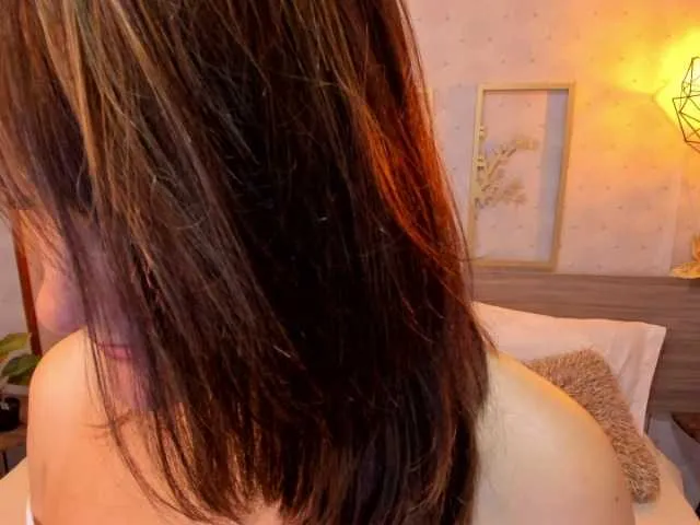 Live sex webcam photo for Karolain1 #270915992