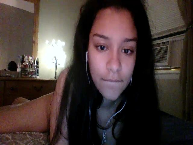 Live sex webcam photo for Adrianaxo1 #270918007