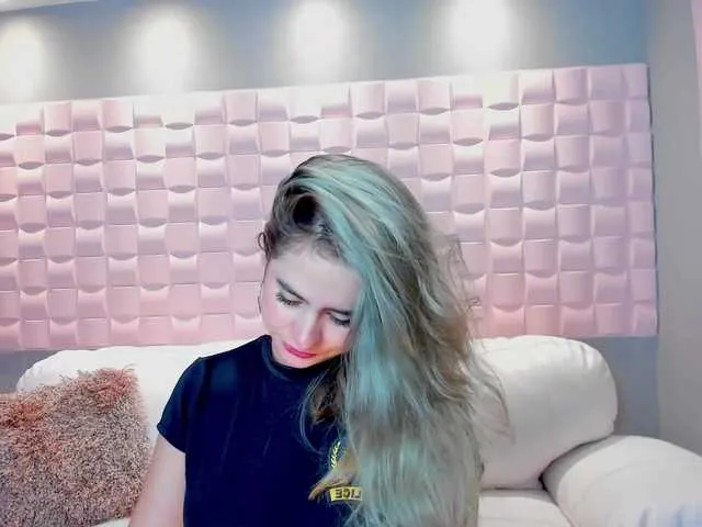 Live sex webcam photo for YennyWalter #270935450