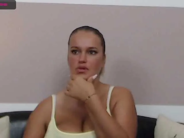 Live sex webcam photo for Roselyn25 #270935104