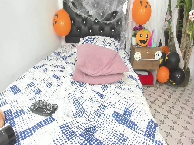 Live sex webcam photo for Andrea_greey #270934208