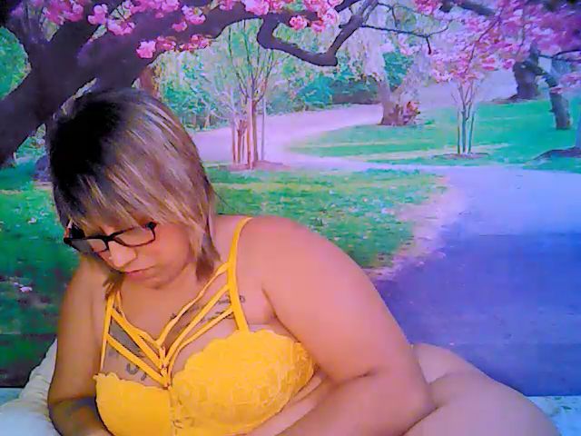 Live sex webcam photo for Roxyfoxy69 #270945375