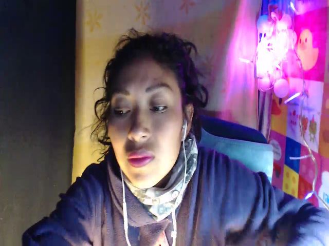 Live sex webcam photo for CHILENITAHOT #270933924