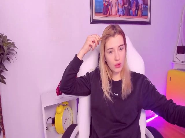 Live sex webcam photo for HotCarolineXO #270940413