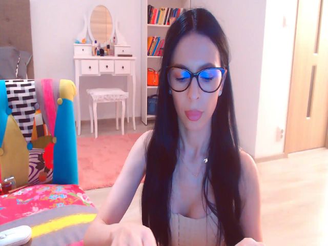 Live sex webcam photo for HotCoffeeGirl #270940198