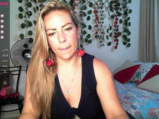 Live sex webcam photo for sexy-ashley07 #270949069