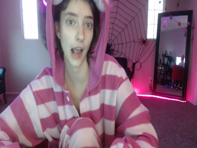 Live sex webcam photo for MollyMeowz #270950006