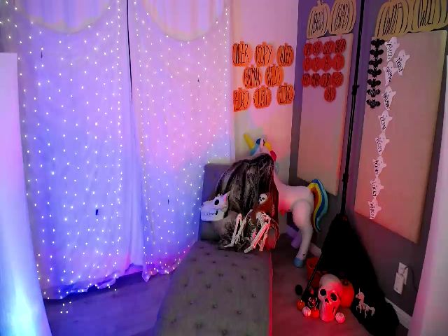 Live sex webcam photo for MightyEmelia #270950431