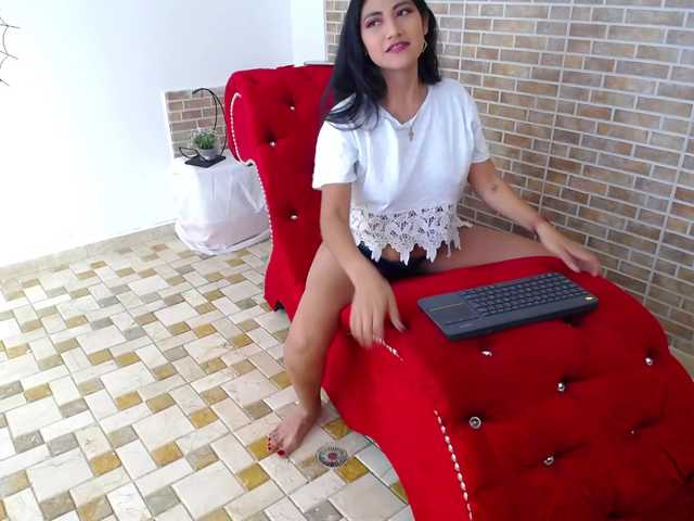 Live sex webcam photo for MiaBaily69 #270953625