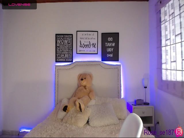 Live sex webcam photo for Rose_se #270983237