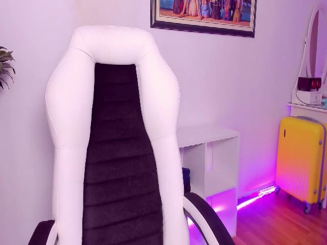 Live sex webcam photo for HotCarolineXO #270973463