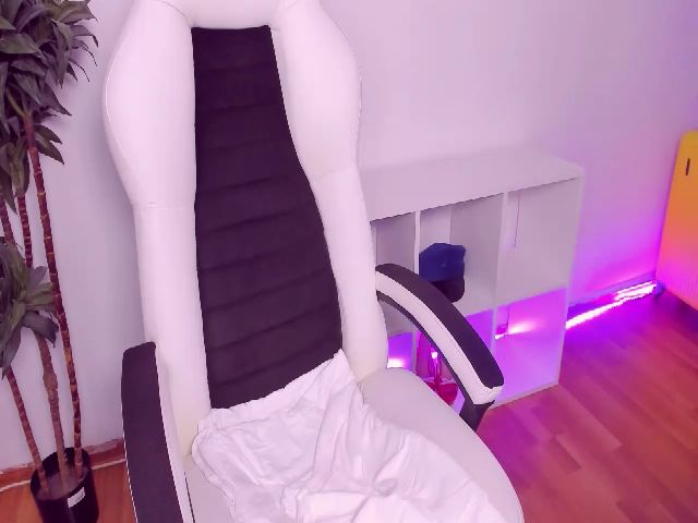 Live sex webcam photo for HotCarolineXO #270976448