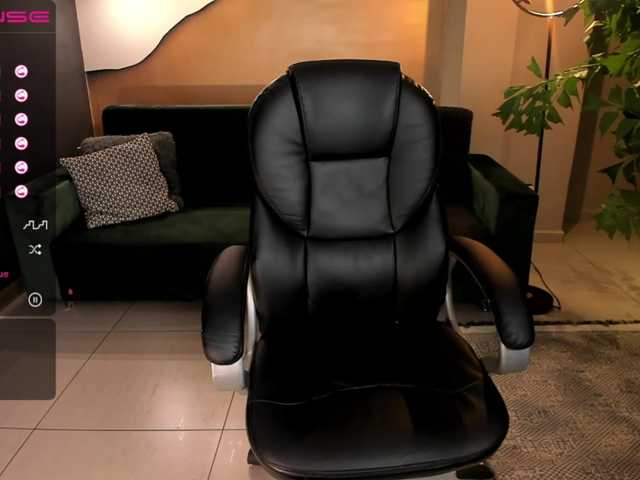 Live sex webcam photo for LillyRoses #270980085