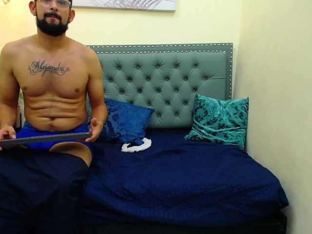 Live sex webcam photo for DamianAndKim #270979894