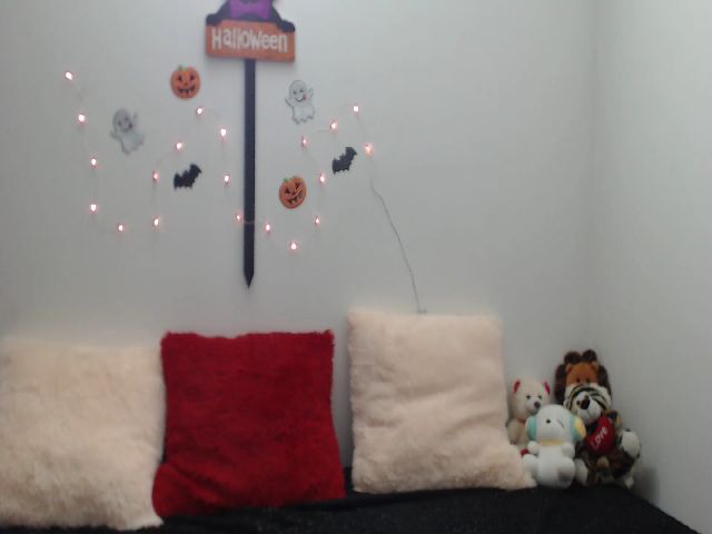Live sex webcam photo for MackenzieJoe #270994742