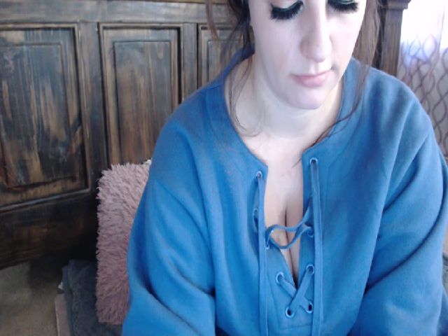 Live sex webcam photo for QueenKM #270999172