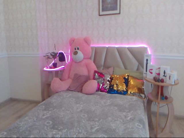 Live sex webcam photo for GinaLewis #270989259