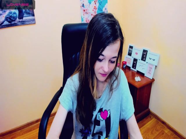 Live sex webcam photo for TinyKrisss #270990866