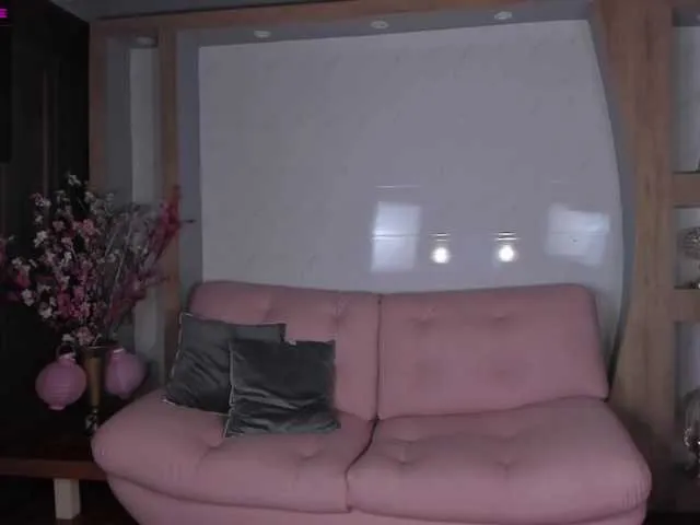 Live sex webcam photo for GigiElliot #271002218