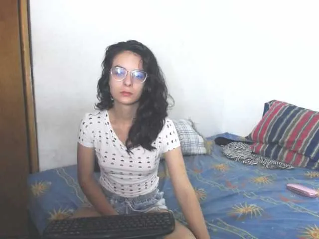 Live sex webcam photo for Maddyebela24 #271006431