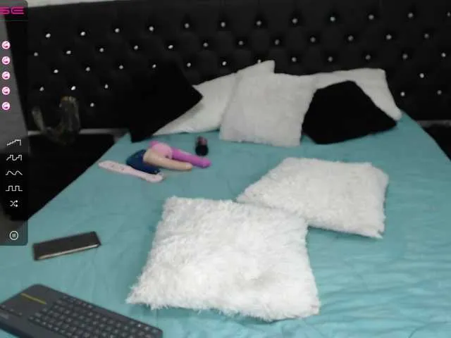 Live sex webcam photo for MeganHills #271013493