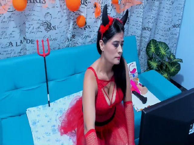 Live sex webcam photo for MILF_KARYNA #271003463