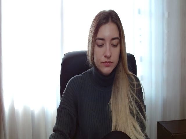 Live sex webcam photo for M_i_ll_a__ #271007186