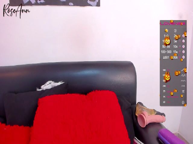 Live sex webcam photo for Roseann__ #271010297