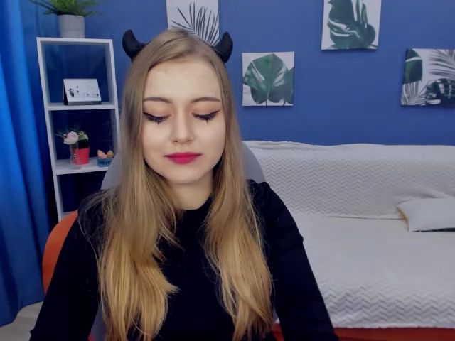 Live sex webcam photo for LorraineIce #271007784