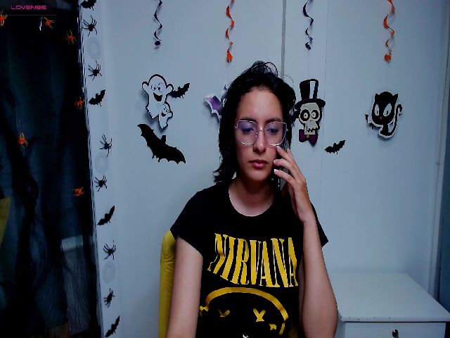 Live sex webcam photo for MiaportmanX #271003606