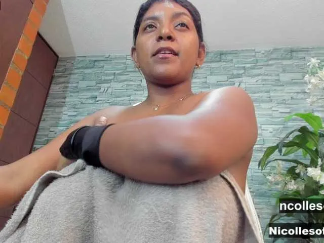 Live sex webcam photo for NicolleSofia #271019647