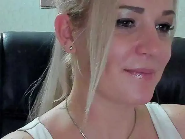 Live sex webcam photo for SmokingWoman #271016582