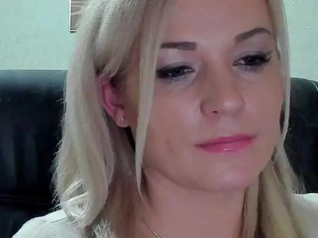 Live sex webcam photo for SmokingWoman #271024481