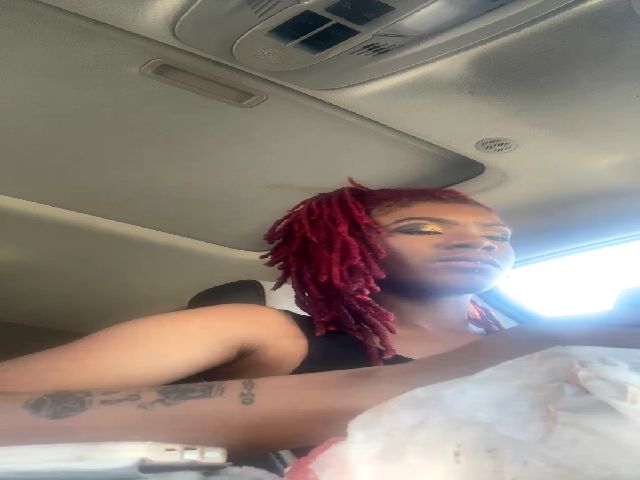 Live sex webcam photo for SexyCarmel34 #271025664