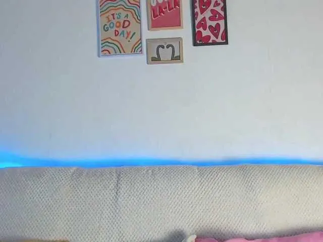 Live sex webcam photo for MuaMuaMary11 #271030680